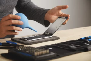 Comment bien communiquer avec ses clients après une réparation mobile ?